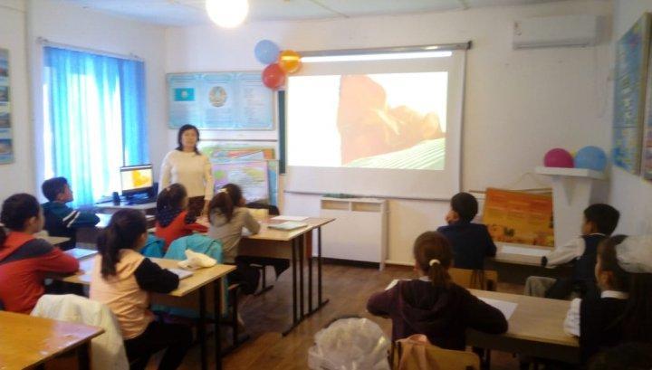 "Мен  елімнің -ертеңімін!"және "Отбасы-тәрбие  басы,мектеп -тәрбие жаршысы"тақырыптарында  Республикалық біріңғай  сынып сағаттары өтті.