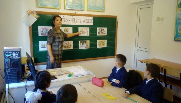 "Мен  елімнің -ертеңімін!"және "Отбасы-тәрбие  басы,мектеп -тәрбие жаршысы"тақырыптарында  Республикалық біріңғай  сынып сағаттары өтті.